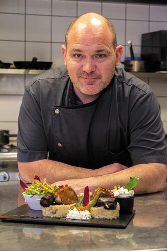 Le chef Mickaël Guénon vous préparera des plats savoureux au restaurant Déjeunez sous l'Arbre